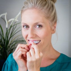 Kit sbiancante per denti iWHITE macchie scure 10 stampi