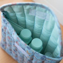 Conjunto de itens essenciais para cuidados com o bebê com bolsa de viagem em tecido azul SUAVINEX