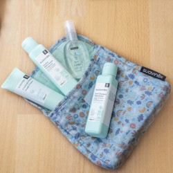 Conjunto de itens essenciais para cuidados com o bebê com bolsa de viagem em tecido azul SUAVINEX