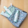 Conjunto de itens essenciais para cuidados com o bebê com bolsa de viagem em tecido azul SUAVINEX