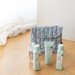 Conjunto de itens essenciais para cuidados com o bebê com bolsa de viagem em tecido azul SUAVINEX
