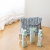 Conjunto de itens essenciais para cuidados com o bebê com bolsa de viagem em tecido azul SUAVINEX