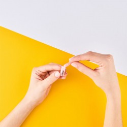 IROHA NATURE Nährende, aufhellende Gesichtsampulle mit Blitzeffekt