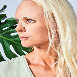 IROHA NATURE Maschera facciale in tessuto antietà con Noni 1 unità